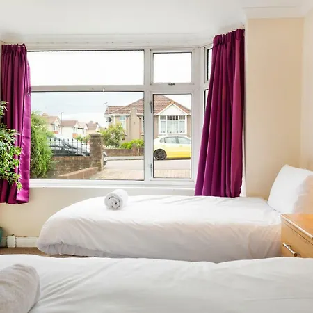 Big House In Filton Sleeps Up To 8 度假居 *
