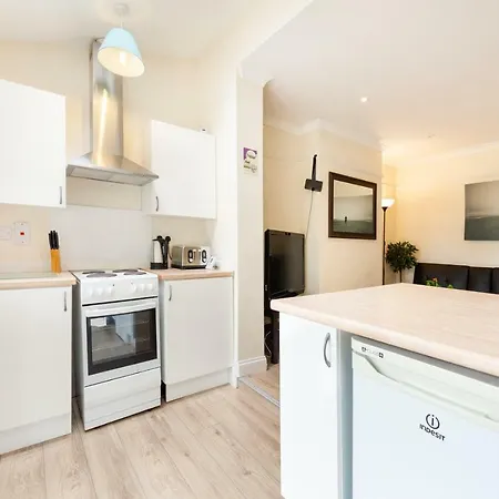 Big House In Filton Sleeps Up To 8 *