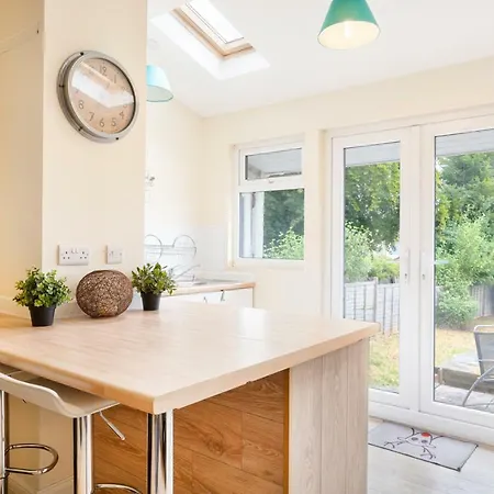 Big House In Filton Sleeps Up To 8 *