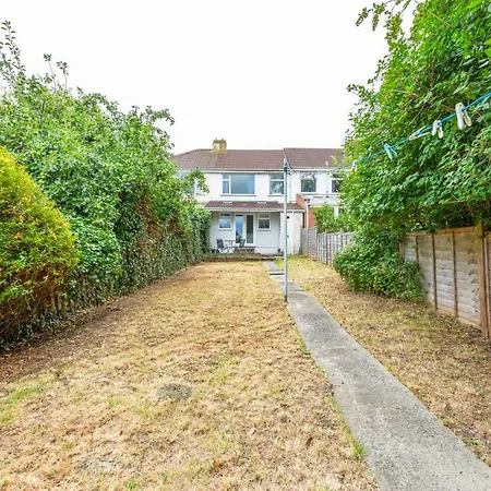 Big House In Filton Sleeps Up To 8