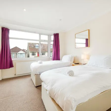 度假居 Big House In Filton Sleeps Up To 8 *